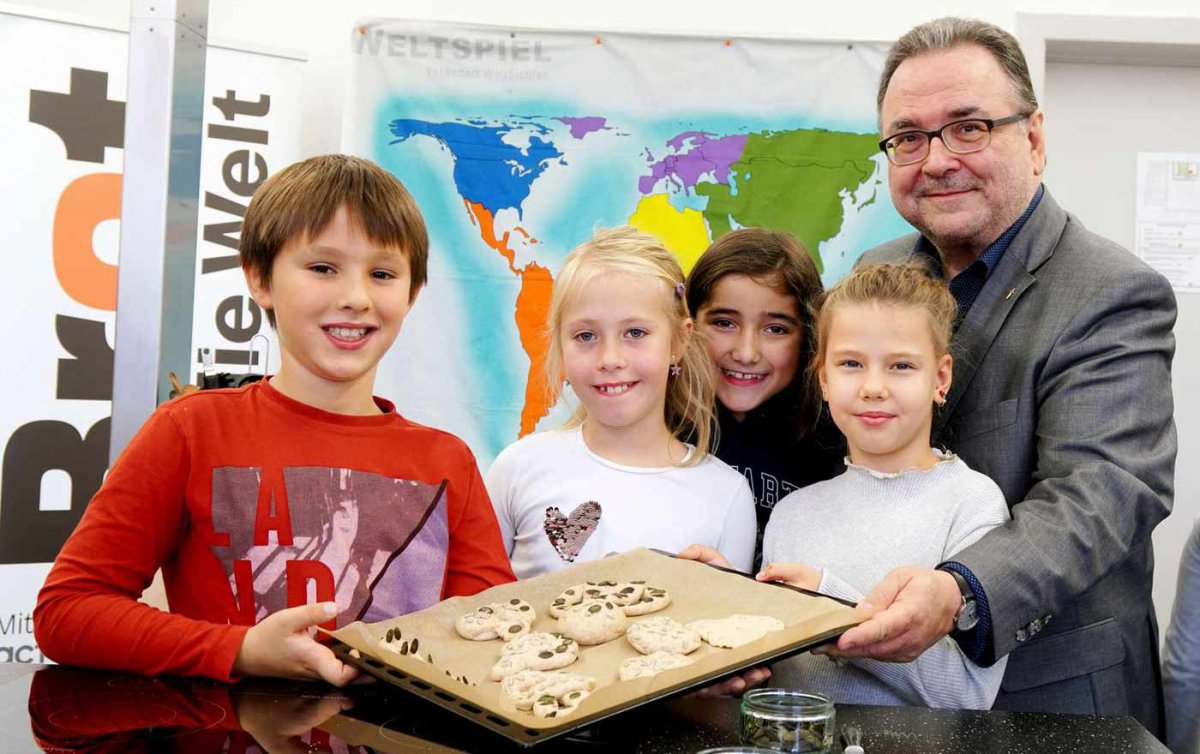 Gemeinsam mit Kindern der Evangelischen Schule am Karlsplatz buk Chalupka am Montag Brot, um für die Probleme des globalen Hungers zu sensibilisieren. Foto: Brot für die Welt Gemeinsam mit Kindern der Evangelischen Schule am Karlsplatz buk Chalupka am Montag Brot, um für die Probleme des globalen Hungers zu sensibilisieren. Foto: Brot für die Welt