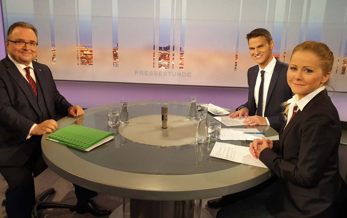 Bischof Michael Chalupka in der Pressestunde mit Matthias Westhoff und Johanna Hager (v.l.). Foto: epd/T. Dasek Bischof Michael Chalupka in der Pressestunde mit Matthias Westhoff und Johanna Hager (v.l.). Foto: epd/T. Dasek