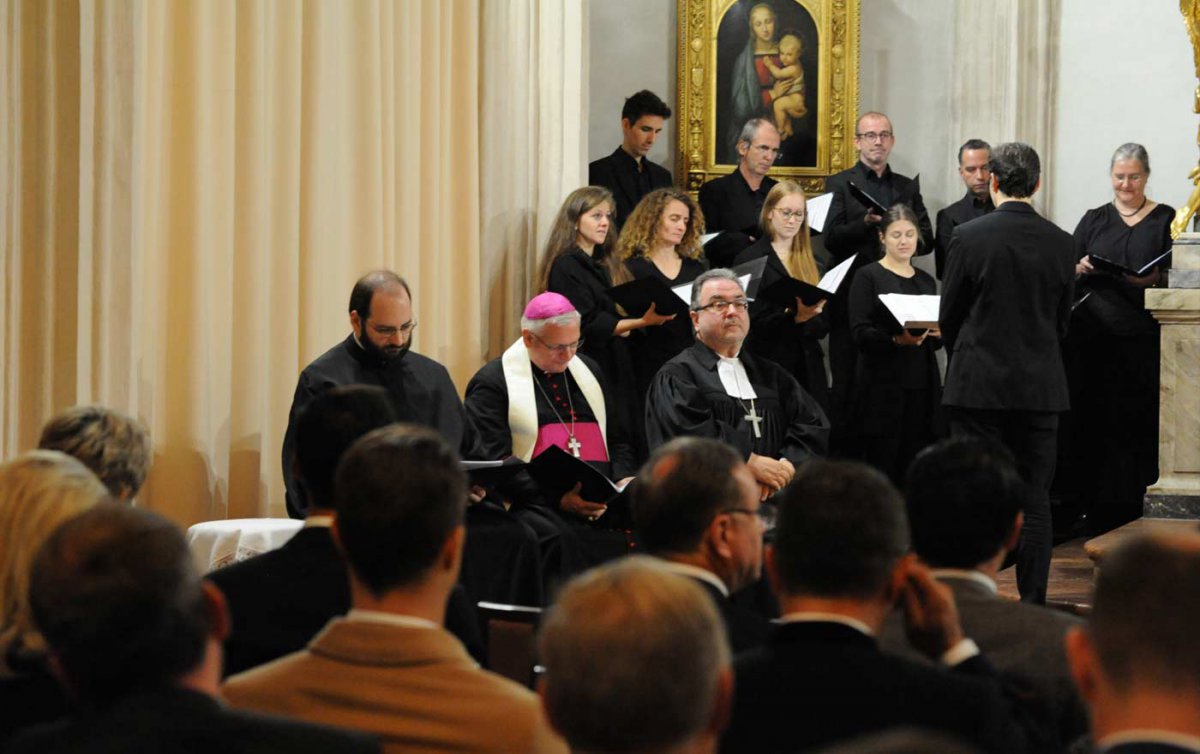 Feierten mit den Parlamentariern in der Hofburgkapelle: der orthodoxe Pater Athanasius Buk, der römisch-katholische Militärbischof Werner Freistetter und der evangelische Bischof Michael Chalupka (v.l.). Foto: epd/Uschmann Feierten mit den Parlamentariern in der Hofburgkapelle: der orthodoxe Pater Athanasius Buk, der römisch-katholische Militärbischof Werner Freistetter und der evangelische Bischof Michael Chalupka (v.l.). Foto: epd/Uschmann