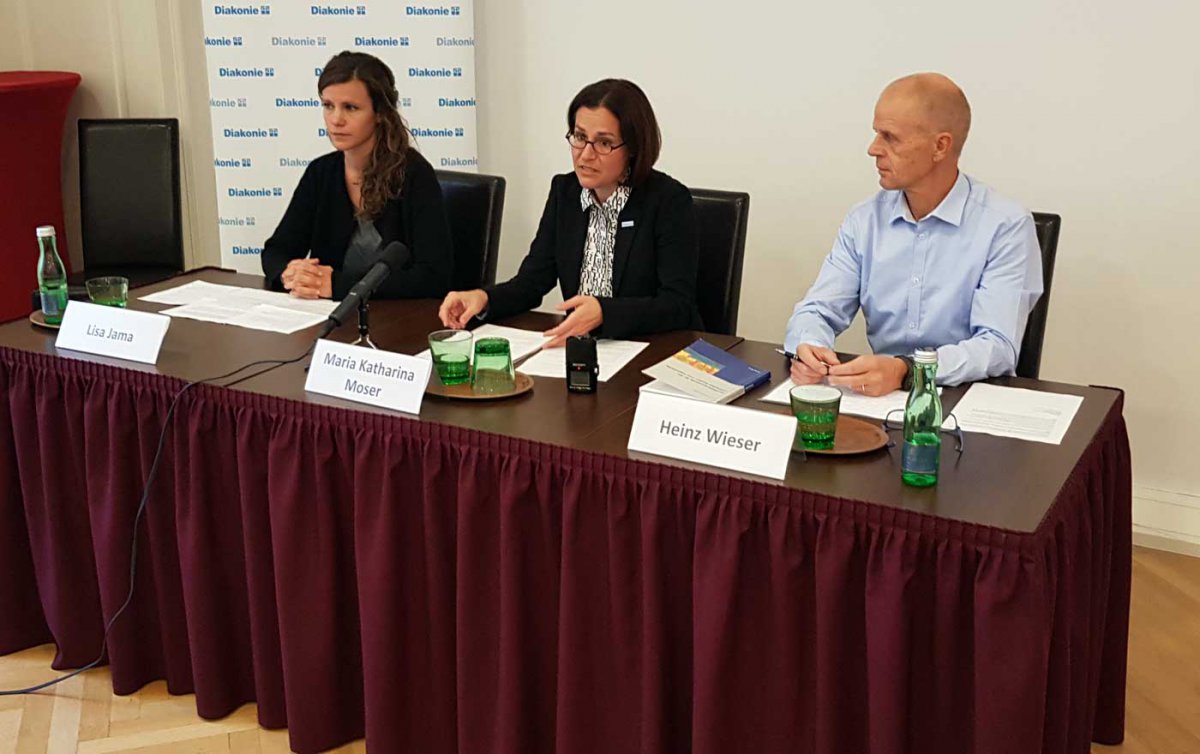 Die Forderungen der Diakonie präsentierten Lisa Jama vom Flüchtlingsdienst, Diakonie-Direktorin Maria Katharina Moser und Heinz Wieser vom Diakoniezentrum Spattstraße in Linz. Foto: epd/Windisch