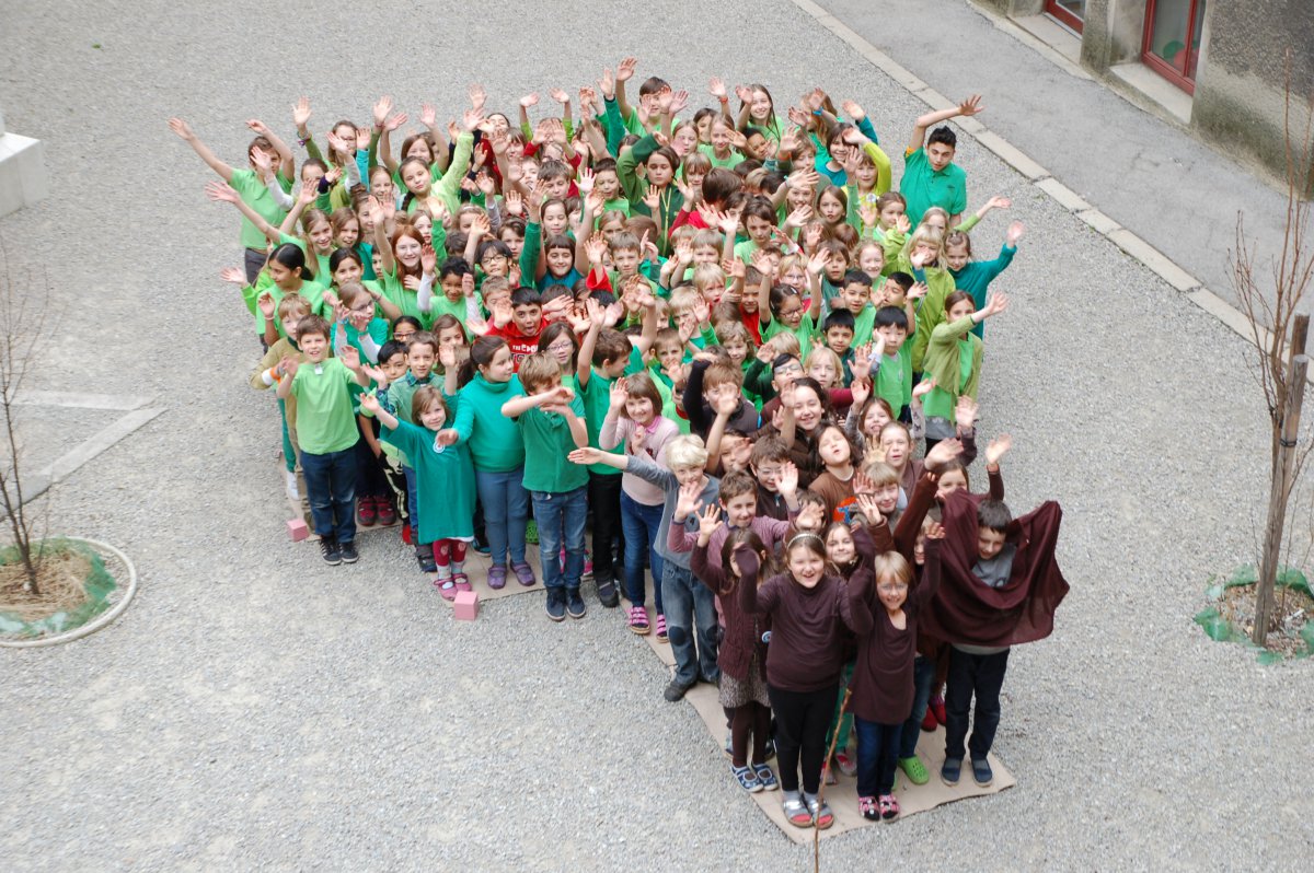 Gemeinsam bilden die Schüler einen Apfelbaum nach. Gemeinsam bilden die Schüler einen Apfelbaum nach.