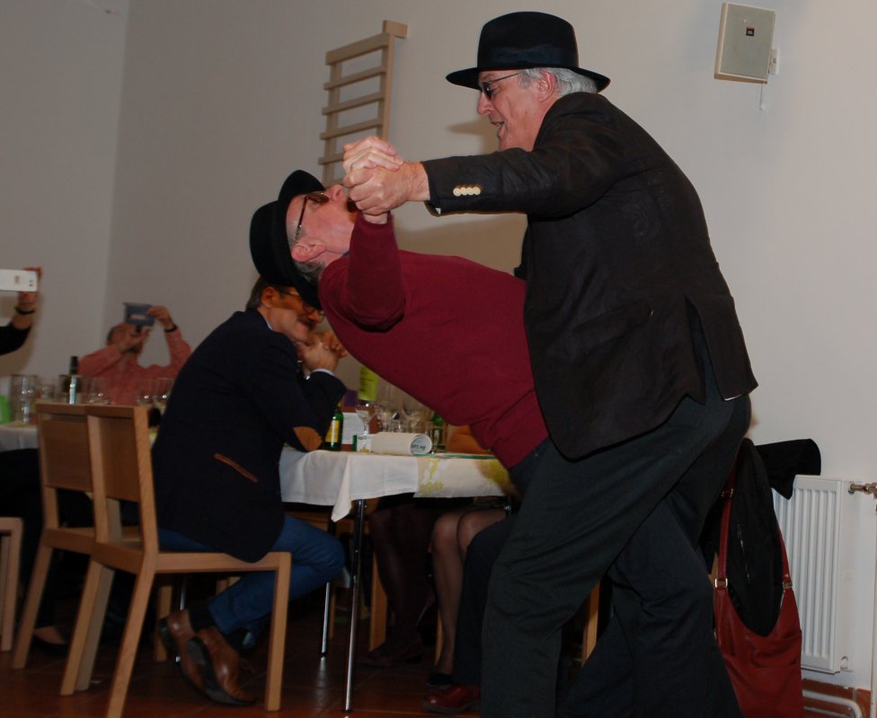 Floridsdorfer Kriminaltango mit Seelsorger Karl Weinberger und Bischof Michael Bünker (rechts)