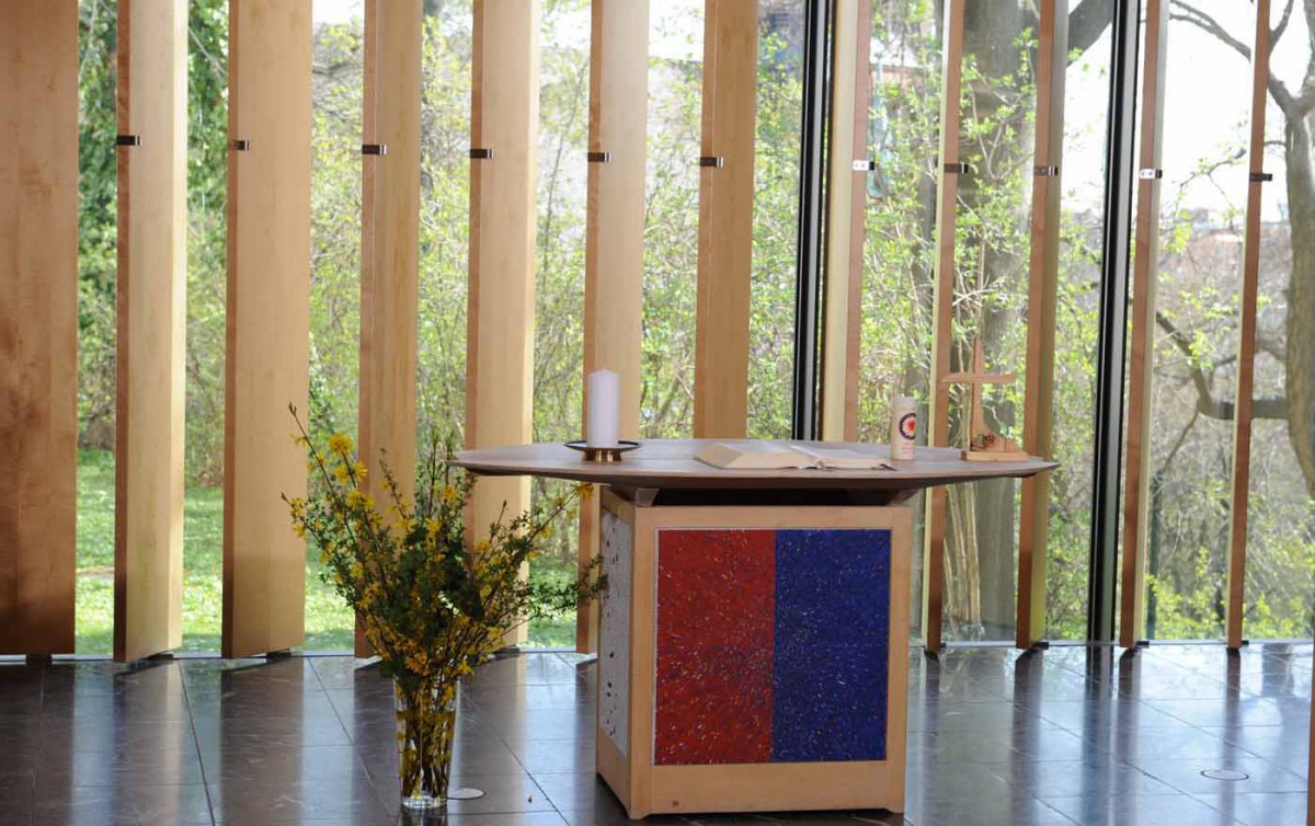 In der Kapelle des Evangelischen Zentrums in Wien feiern Pfarrerin Anne Tikkanen-Lippl und Bischof Michael Chalupka am Karfreitag mit den Zuseherinnen und Zusehern zuhause. Foto: epd/Uschmann In der Kapelle des Evangelischen Zentrums in Wien feiern Pfarrerin Anne Tikkanen-Lippl und Bischof Michael Chalupka am Karfreitag mit den Zuseherinnen und Zusehern zuhause. Foto: epd/Uschmann