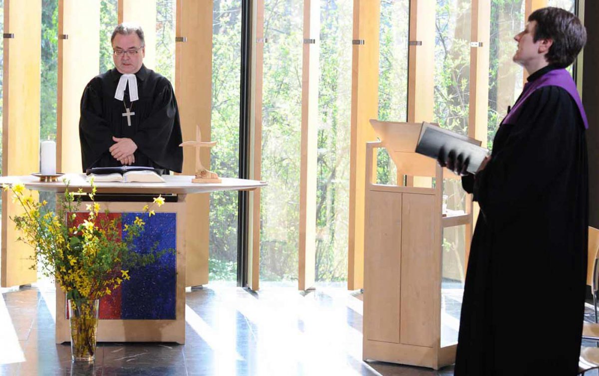 Dankbar für alle, die „jetzt an der Zukunft bauen“. Bischof Michael Chalupka und Pfarrerin Esther Handschin beim TV-Gottesdienst aus dem Evangelischen Zentrum. Foto: epd/Uschmann Dankbar für alle, die „jetzt an der Zukunft bauen“. Bischof Michael Chalupka und Pfarrerin Esther Handschin beim TV-Gottesdienst aus dem Evangelischen Zentrum. Foto: epd/Uschmann