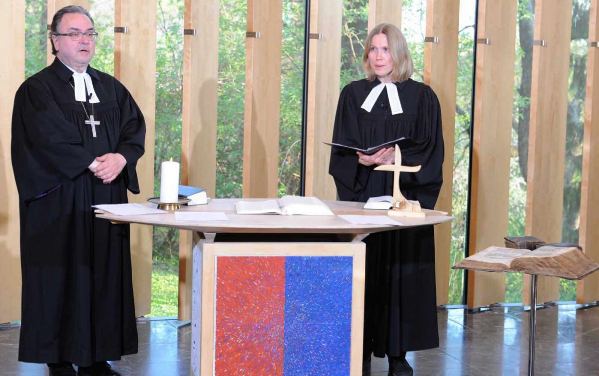 Feierten im Evangelischen Zentrum in Wien: Bischof Michael Chalupka und Pfarrerin Anne Tikkanen-Lippl. Foto: epd/Uschmann Feierten im Evangelischen Zentrum in Wien: Bischof Michael Chalupka und Pfarrerin Anne Tikkanen-Lippl. Foto: epd/Uschmann