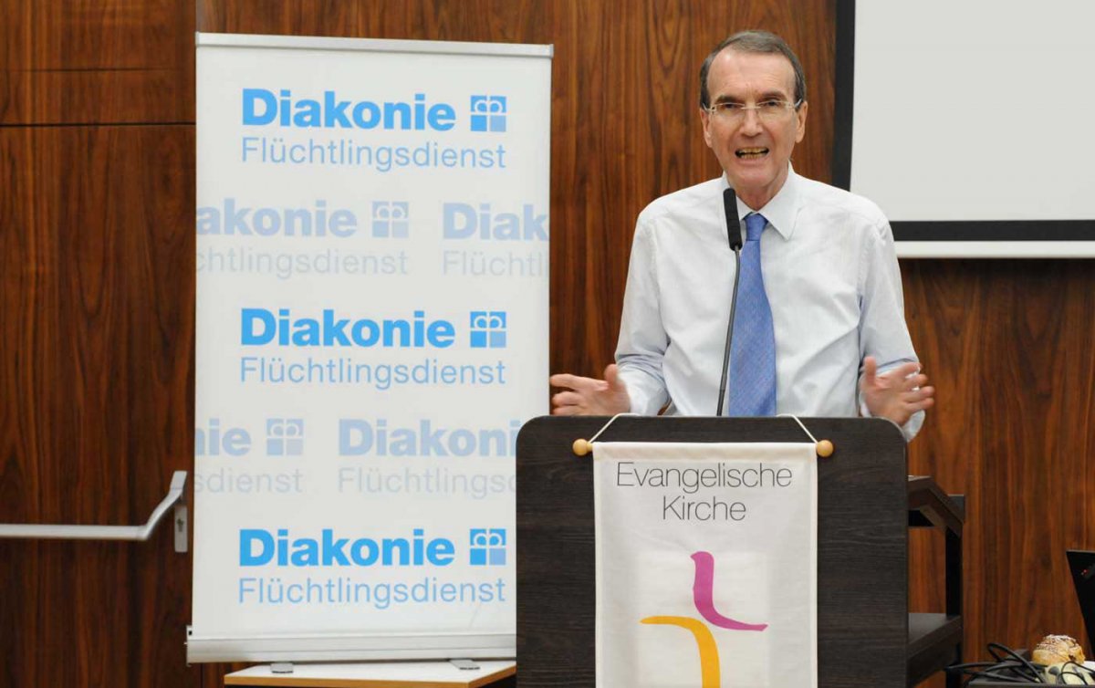 Erfreut, dass Gottesdienste wieder möglich werden, zeigt sich Synodenpräsident Peter Krömer. Außerdem brauche es Regeln für seelsorgerliche Besuche. In Pfarrgemeinden mit Angestellten herrsche Verärgerung, weil die staatliche Kurzarbeitsbeihilfe nicht in 