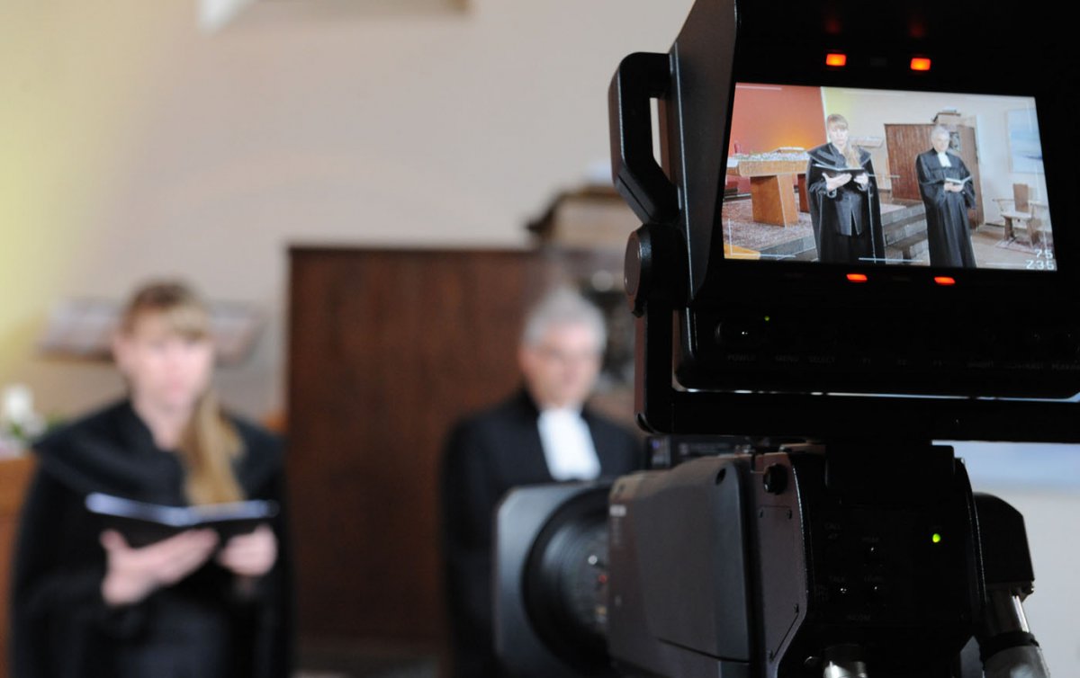 Feierten gemeinsam in der Wiener Zwinglikirche und mit den Zusehern zuhause: Pfarrerin Réka Juhász und Landessuperintendent Thomas Hennefeld. Foto: epd/Uschmann Feierten gemeinsam in der Wiener Zwinglikirche und mit den Zusehern zuhause: Pfarrerin Réka Juhász und Landessuperintendent Thomas Hennefeld. Foto: epd/Uschmann