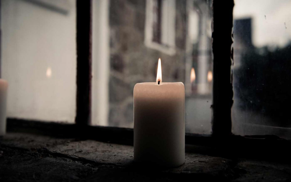 "Als ich das erste Mal die Kerze angezündet habe, war es noch dunkel. Seitdem ist es ein liebgewordenes Ritual am Abend um 8 Uhr..." Foto: pexels "Als ich das erste Mal die Kerze angezündet habe, war es noch dunkel. Seitdem ist es ein liebgewordenes Ritual am Abend um 8 Uhr..." Foto: pexels