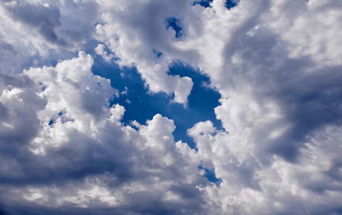 "Der Himmel hat mir Weite geschenkt in diesen Tagen, in denen meine Welt quasi zusammengeschrumpft ist auf die eigenen vier Wände. Der Himmel, ein Raum der Freiheit." Foto: Pixabay "Der Himmel hat mir Weite geschenkt in diesen Tagen, in denen meine Welt quasi zusammengeschrumpft ist auf die eigenen vier Wände. Der Himmel, ein Raum der Freiheit." Foto: Pixabay