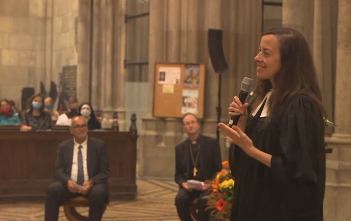 Feierte gemeinsam mit der Gemeinde in der Votivkirche und im Stream: Die Schwechater evangelische Pfarrerin Alexandra Battenberg. Foto: YouTube/Screenshot Feierte gemeinsam mit der Gemeinde in der Votivkirche und im Stream: Die Schwechater evangelische Pfarrerin Alexandra Battenberg. Foto: YouTube/Screenshot