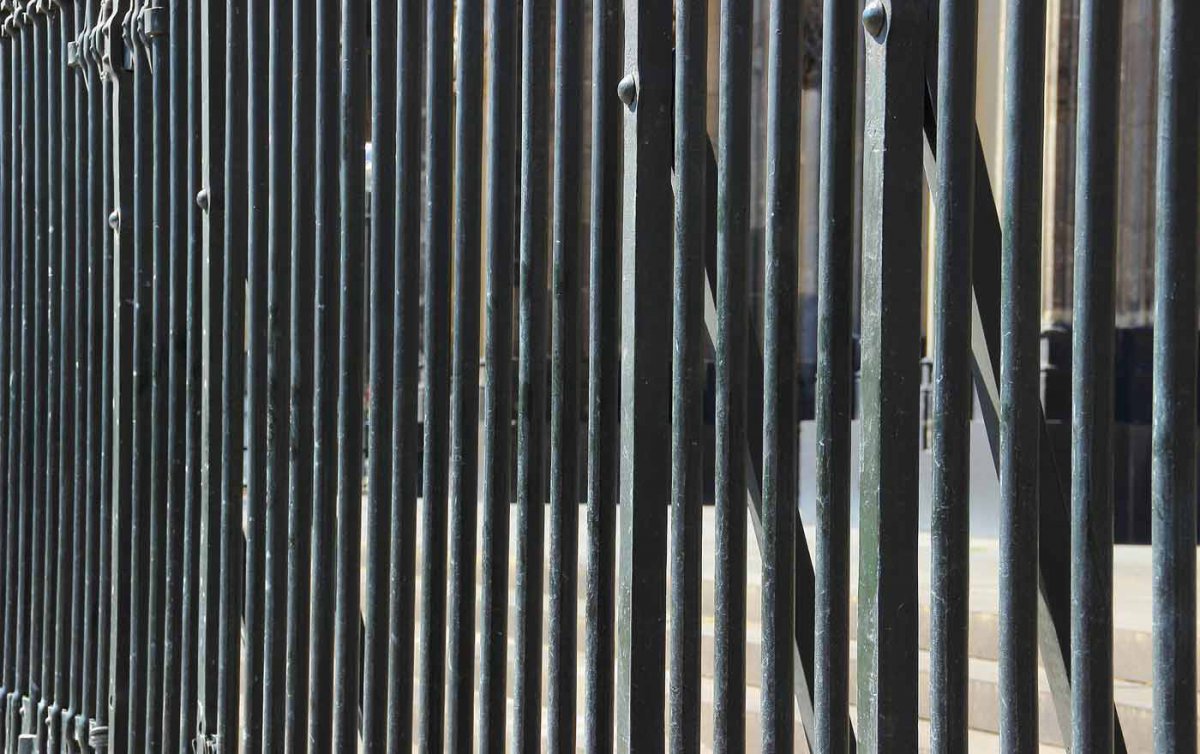 „Asylquartiere und -verfahren an der Landesgrenze ergeben im Schengenraum, wo es normalerweise keine Grenzkontrollen gibt, keinen Sinn und führen nur zur Verteuerung der Asylverfahren“, merkt Asylexperte Riedl kritisch zum Regierungsprogramm an. Foto: pix „Asylquartiere und -verfahren an der Landesgrenze ergeben im Schengenraum, wo es normalerweise keine Grenzkontrollen gibt, keinen Sinn und führen nur zur Verteuerung der Asylverfahren“, merkt Asylexperte Riedl kritisch zum Regierungsprogramm an. Foto: pix