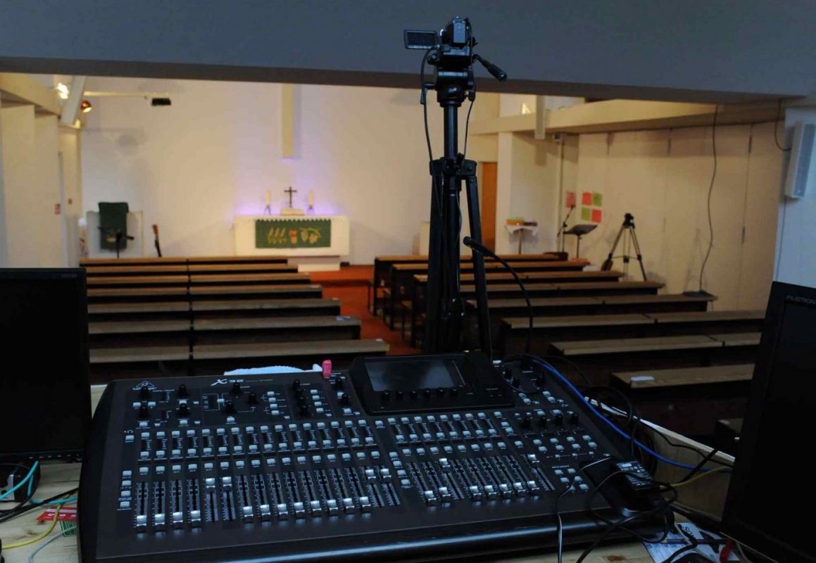 Seit März streamt die Schwechater Gemeinde ihre Gottesdienste live, jetzt ist die Feier am Ewigkeitssonntag auf ORF III zu sehen. Foto: epd/Uschmann Seit März streamt die Schwechater Gemeinde ihre Gottesdienste live, jetzt ist die Feier am Ewigkeitssonntag auf ORF III zu sehen. Foto: epd/Uschmann