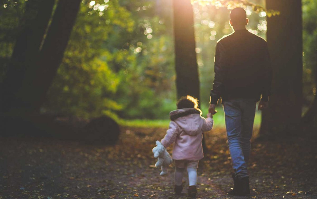  &quot;Jedes Kind braucht Engel in Form von Menschen, die es bedingungslos annehmen. Die es an der Hand nehmen, es trösten, ihm Geborgenheit, Wärme und Sicherheit geben.&quot; Foto: pixnio