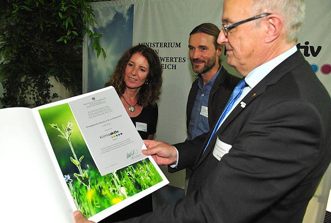 Freuen sich über die "klimaaktiv"-Auszeichnung: (v.l.) Andrea Sölkner (Kirchenrätin für Kirchenentwicklung), Pfarrer Norman Tendis ("Wirtschaft im Dienst des Lebens") und Bischof Michael Bünker. (c) epd/M. Uschmann Bischof Michael Bünker hält die Klimaaktiv-Urkunde in der Hand, neben ihm stehen Sölkner (Kirchenrätin für Kirchenentwicklung) und Pfarrer Norman Tendis ("Wirtschaft im Dienst des Lebens")