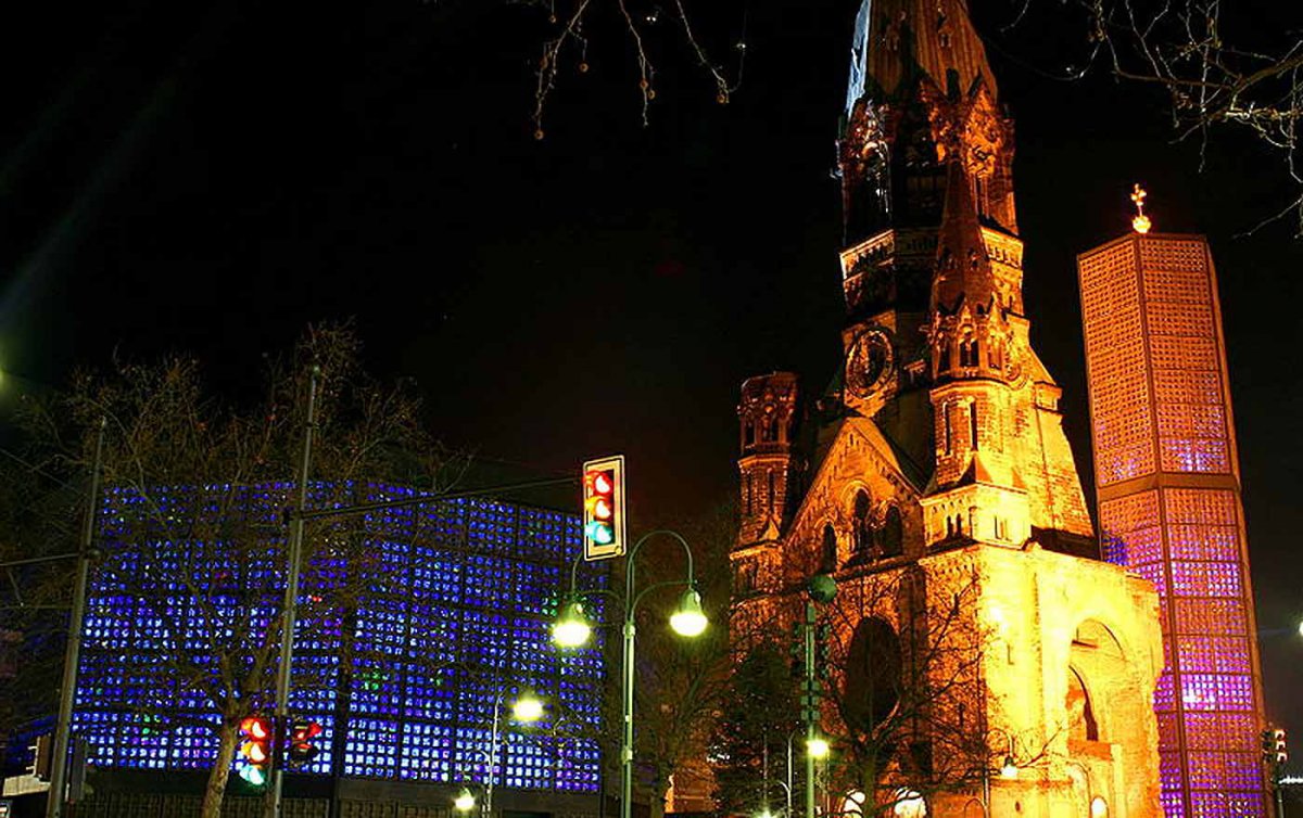 Ein Sattelschlepper ist am Montagabend in den Weihnachtsmarkt nahe der Kaiser-Wilhelm-Gedächtniskirche (Bild) in Berlin gerast. Bei dem mutmaßlichen Anschlag starben 12 Menschen. (Foto: wikimedia) Ein Sattelschlepper ist am Montagabend in den Weihnachtsmarkt nahe der Kaiser-Wilhelm-Gedächtniskirche (Bild) in Berlin gerast. Bei dem mutmaßlichen Anschlag starben 12 Menschen. (Foto: wikimedia)