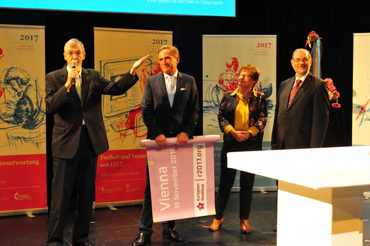 Superintendent Hansjörg Lein (mit Mikrofon) stellt die Station Wien auf dem Europäischen Stationenweg vor (c) epd/M. Uschmann