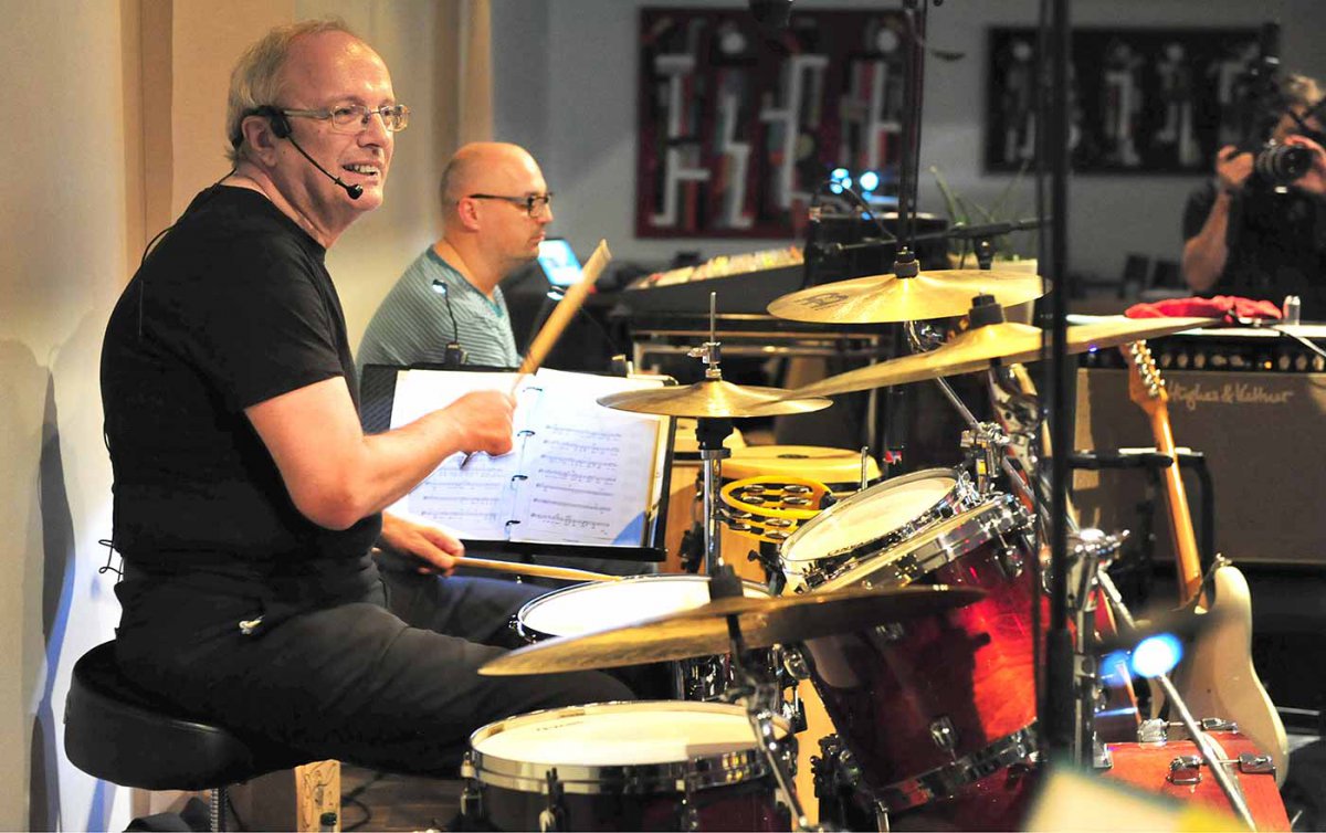 Die Band rund um Schlagzeuger Michael Bünker spielt Rock und Blues. Foto: epd/Uschmann Die Band rund um Schlagzeuger Michael Bünker spielt Rock und Blues. Foto: epd/Uschmann