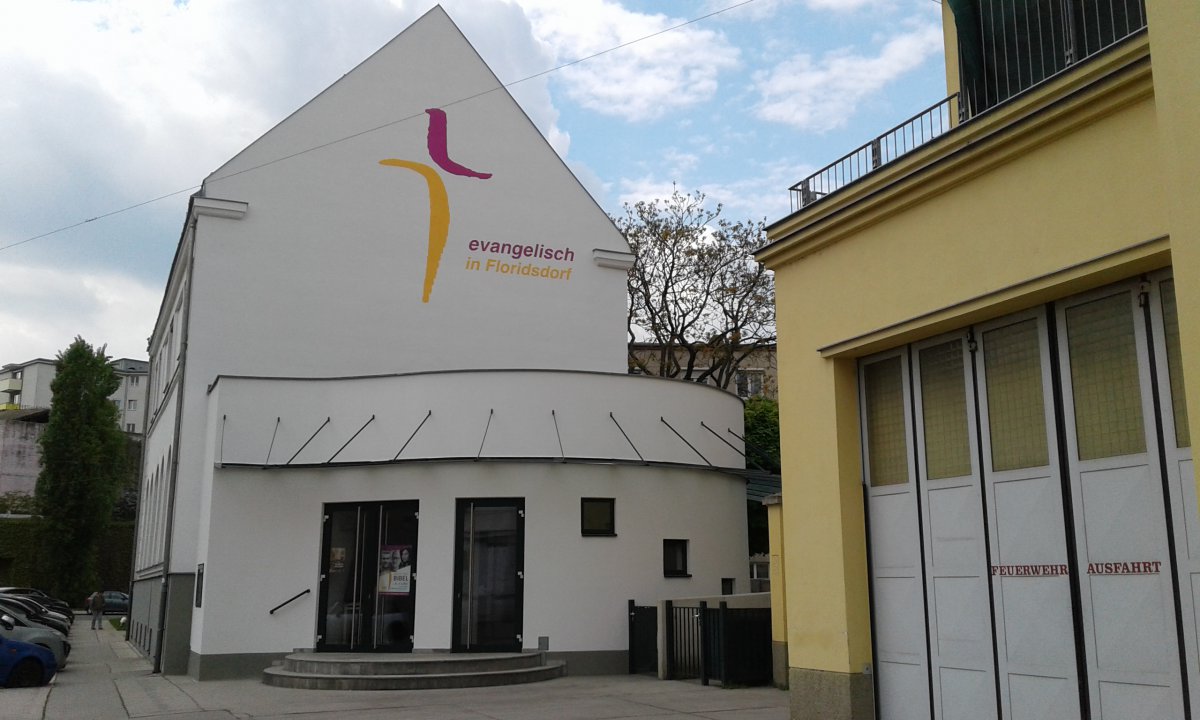 Die 10-Quadratmeter-Regelung in Gottesdiensten muss auf Grund der positiven Entwicklungen nicht weiter aufrechterhalten werden. Im Bild: die evangelische Kirche in Floridsdorf. Foto: Pfarrgemeinde Floridsdorf Die 10-Quadratmeter-Regelung in Gottesdiensten muss auf Grund der positiven Entwicklungen nicht weiter aufrechterhalten werden. Im Bild: die evangelische Kirche in Floridsdorf. Foto: Pfarrgemeinde Floridsdorf