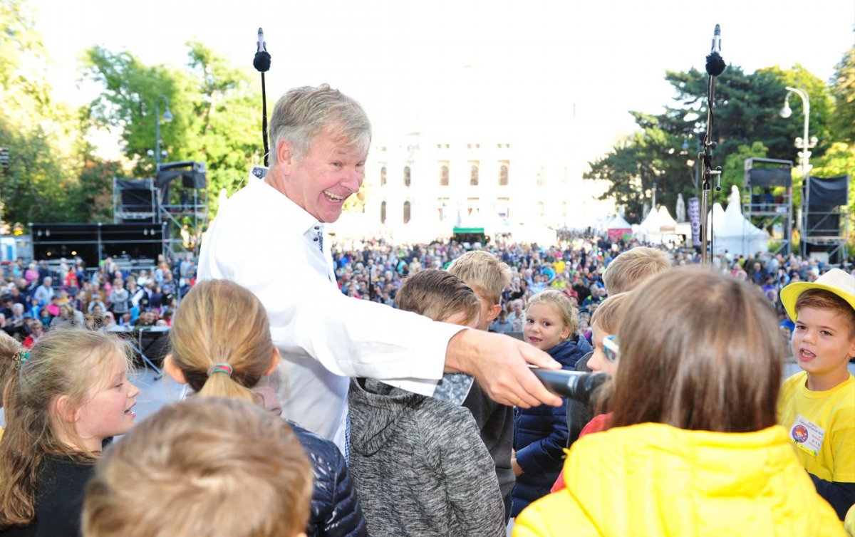 Der deutsche Kinderliedermacher Reinhard Horn brachte einen Kinderchor zum Mitmachen auf die Bühne. Foto: epd/M. Uschmann 