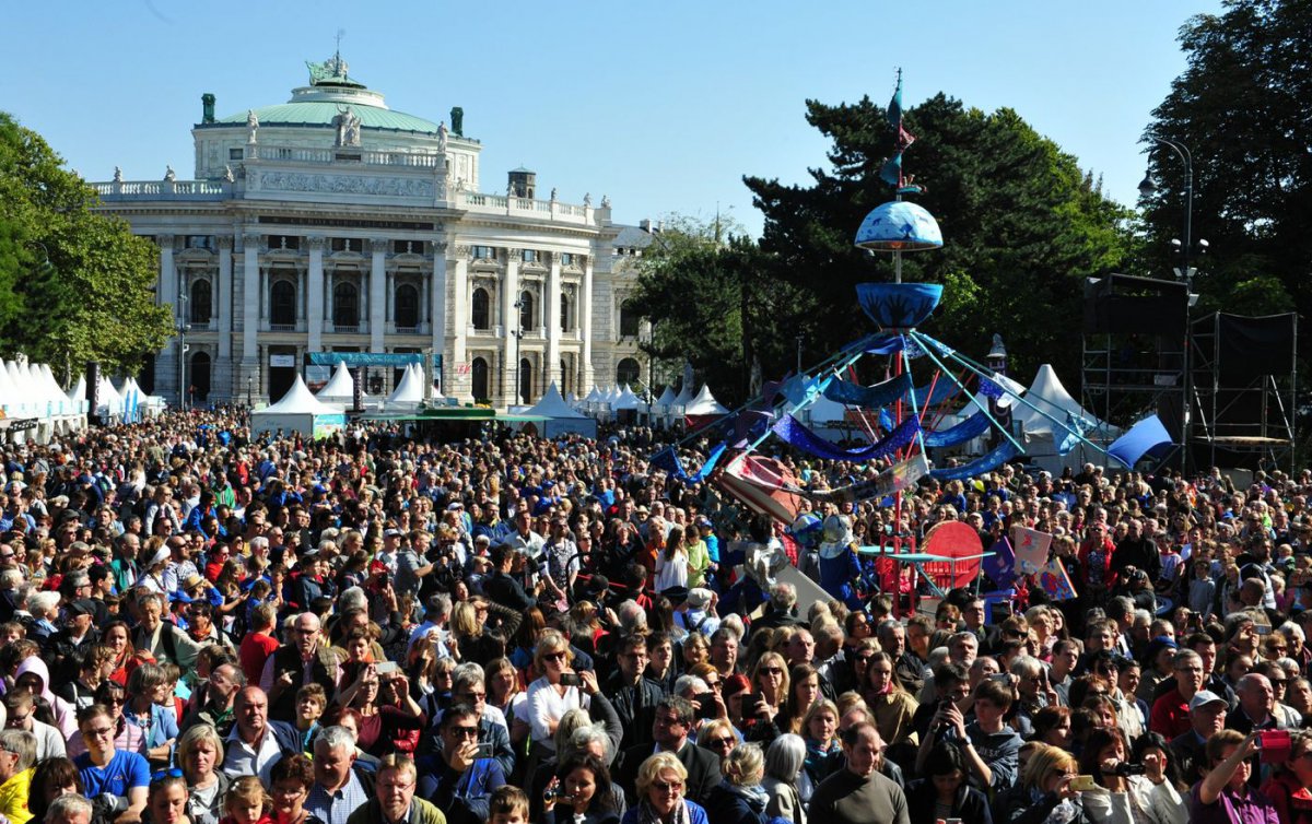 Tausende Menschen sind auf den Rathausplatz gekommen, um das Reformationsjubiläum zu feiern. Foto: epd/Uschmann 