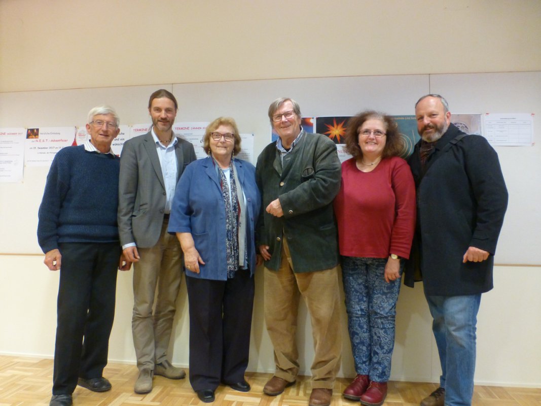 ^Trafen sich: Werner Schwarz (T/S), Norman Tendis (K), Inge Janda (NÖ), Traugott Kilgus (A), Andrea Kampelmühler (W), Matthias Gschwandtner (OÖ). Nicht abgebildet: Karl Schiefermair (A), Rainer Hochmeir (OÖ), Michael Meyer (V) Trafen sich: Werner Schwarz (T/S), Norman Tendis (K), Inge Janda (NÖ), Traugott Kilgus (A), Andrea Kampelmühler (W), Matthias Gschwandtner (OÖ). Nicht abgebildet: Karl Schiefermair (A), Rainer Hochmeir (OÖ), Michael Meyer (V)