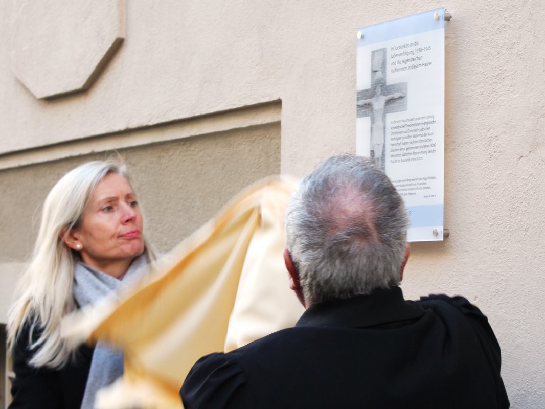 Kuratorin Mag. Tanja Dietrich-Hübner und Gemeindepfarrer Mag. Harald Geschl enthüllen die Gedenktafel (c) Messiaskapelle Kuratorin Mag. Tanja Dietrich-Hübner und Gemeindepfarrer Mag. Harald Geschl enthüllen die Gedenktafel.