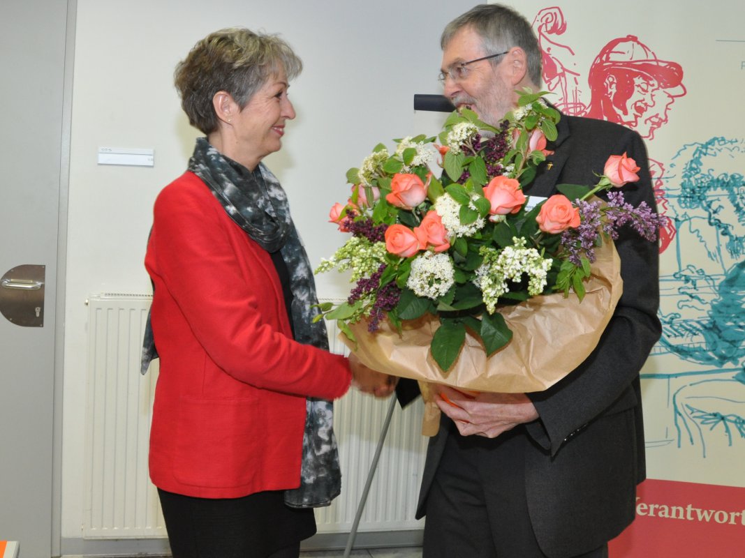 Superintendent Hansjörg Lein bedankt sich bei Gisela Ebmer für Ihr Engagement Superintendent Hansjörg Lein bedankt sich bei Gisela Ebmer für Ihr Engagement