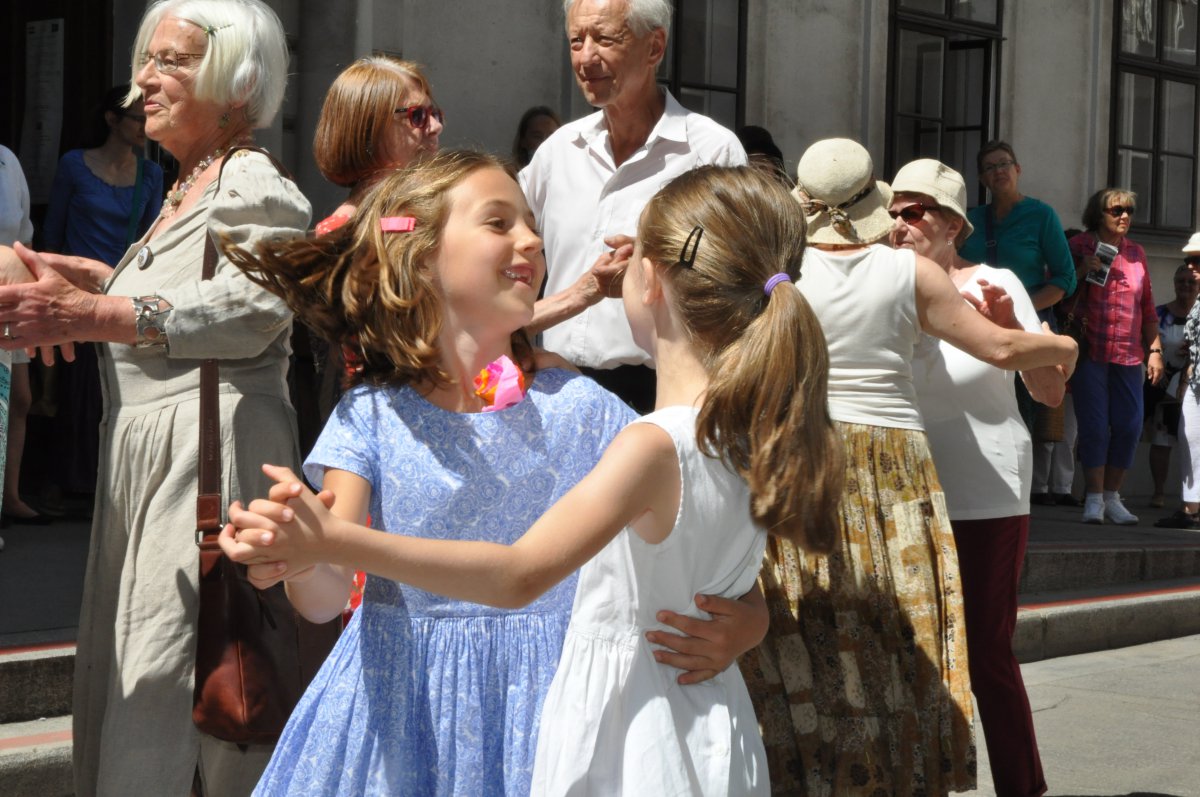 Beim schwedisch-österreichischem Sing-&Dance-Along wurde gelacht, gesungen und getanzt Beim schwedisch-österreichischem Sing-&Dance-Along wurde gelacht, gesungen und getanzt