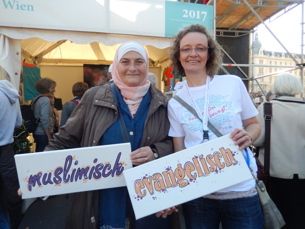 Die Foto-Aktion im Wien-Zelt kam gut an - und setzte ein Zeichen für den Dialog der Religionen