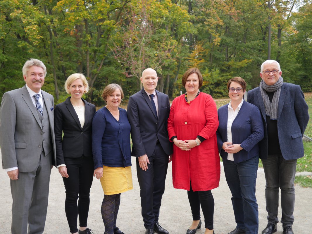 Der neue Superintendentialausschuss: (v.l.) Michael Wolf, Angelika Reichl, Elke Kunert, Matthias Geist, Petra Mandl, Bente Knoll, Christian Kikuta (es fehlt Michael Haberfellner). Der neue Superintendentialausschuss: (v.l.) Michael Wolf, Angelika Reichl, Elke Kunert, Matthias Geist, Petra Mandl, Bente Knoll, Christian Kikuta (es fehlt Michael Haberfellner).