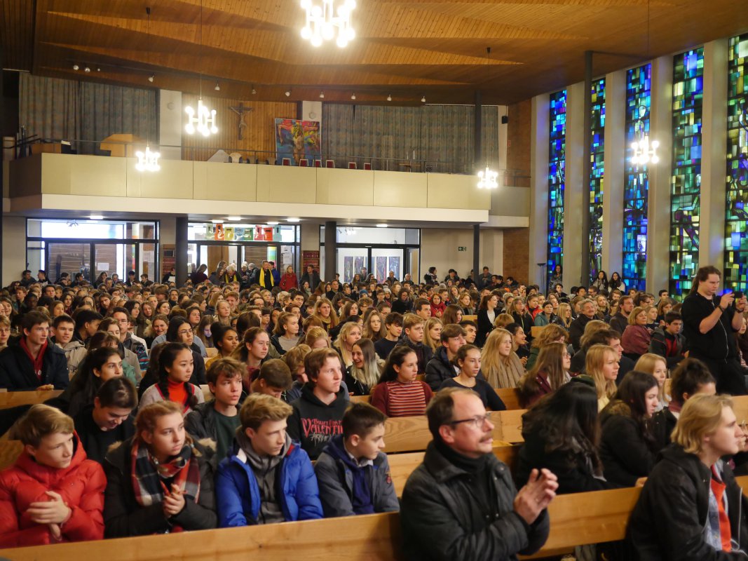 Zum Friedenstag kamen rund 550 Jugendliche in die Auferstehungskirche im 7. Bezirk.