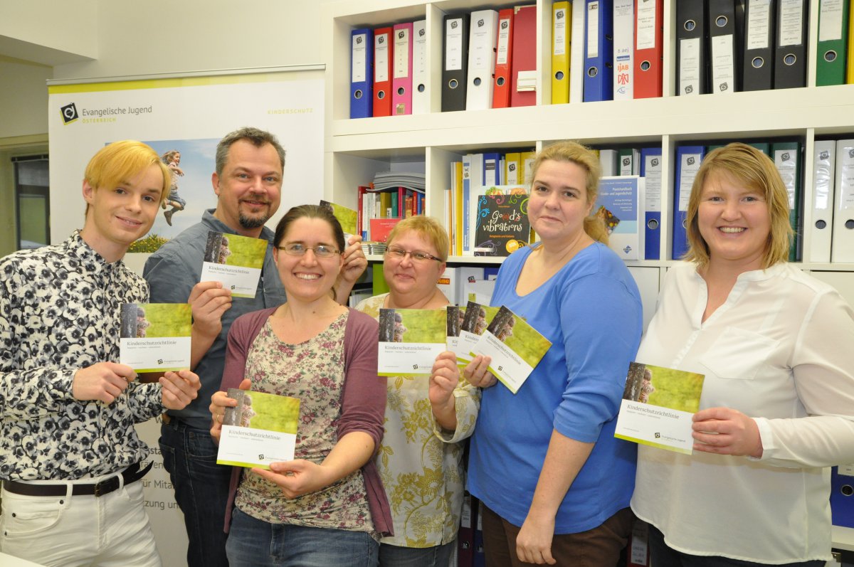 Das EJÖ-Team präsentiert die Broschüre: Lukas Strohschein, Joachim Hoffleit, Elisabeth Löbl, Constanze Herndler-Berka, Susanne Hammerl und Jugendpfarrerin Petra Grünfelder (es fehlt Nicole Dungl). Das EJÖ-Team präsentiert die Broschüre: Lukas Strohschein, Joachim Hoffleit, Elisabeth Löbl, Constanze Herndler-Berka, Susanne Hammerl und Jugendpfarrerin Petra Grünfelder (es fehlt Nicole Dungl).