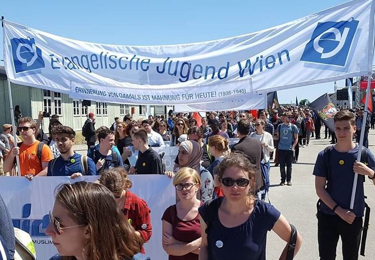 Höhepunkt ist der gemeinsame Auszug - ähnlich der ersten Befreiungsfeiern der KZ-Überlebenden - aller Teilnehmerinnen und Teilnehmer am Ende des Festakts.