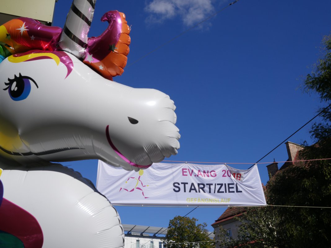 Das Einhorn lief mit - als Maskottchen einer Schüler*innen-Gruppe
