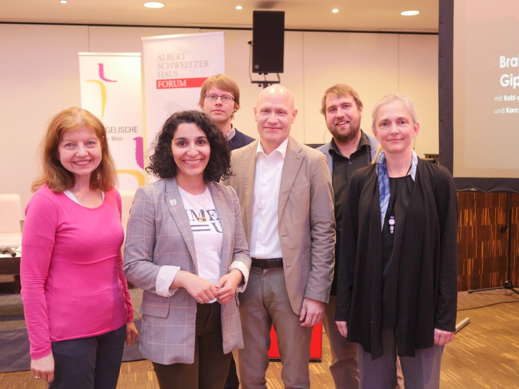(von links) Bezirksrätin Susanne Plachy-Loco und Bezirksvorsteherin Saya Ahmad neben Superintendent Matthias Geist mit dem ASH-Forum-Team: Georg Winkler (hinten), Johannes Modeß und Sabine Chai.