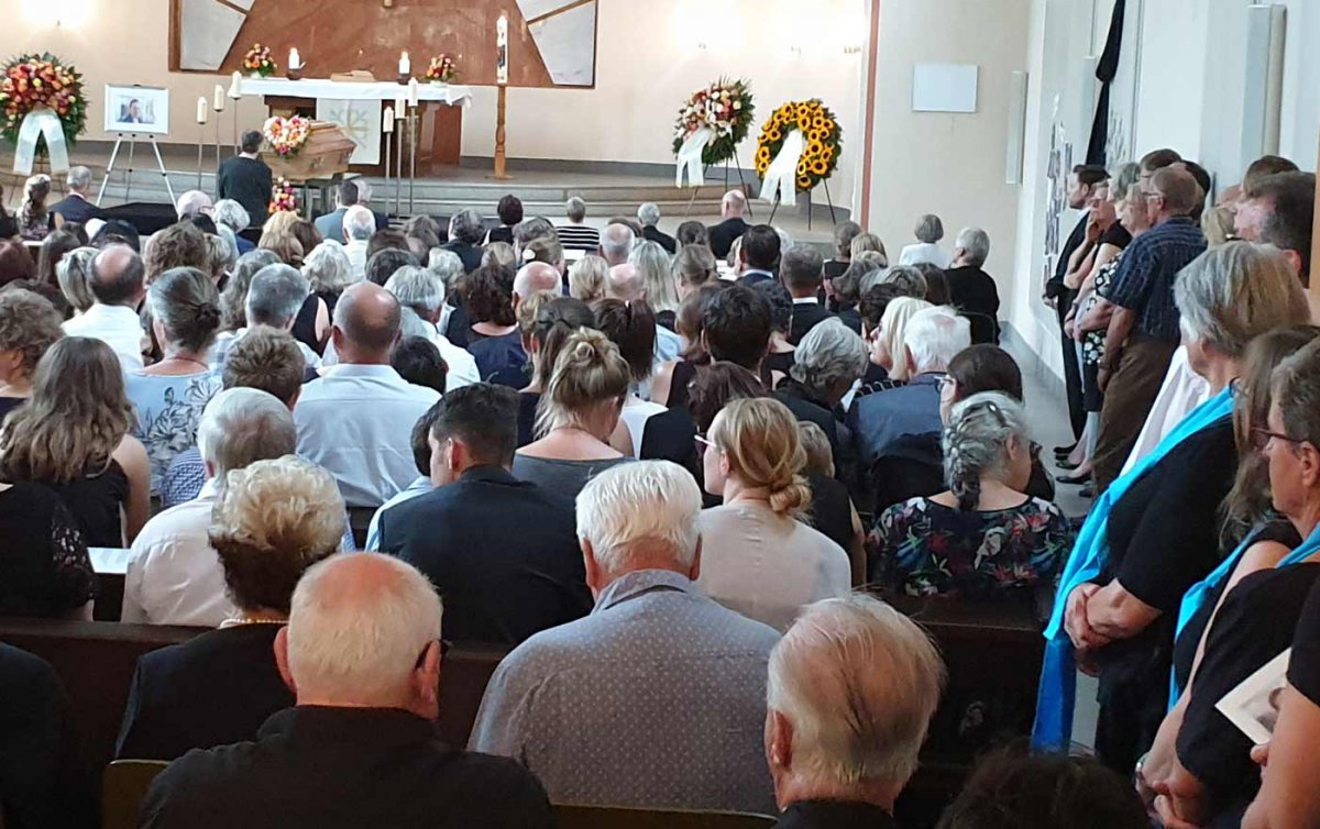 Mit Verve hat sie sich für andere eingesetzt und ist dabei fröhlich auf die Menschen und das Leben zugegangen.“ Abschied von der beliebten Pfarrerin Angelika Petritsch. Foto: epd/T. Dasek Mit Verve hat sie sich für andere eingesetzt und ist dabei fröhlich auf die Menschen und das Leben zugegangen.“ Abschied von der beliebten Pfarrerin Angelika Petritsch. Foto: epd/T. Dasek