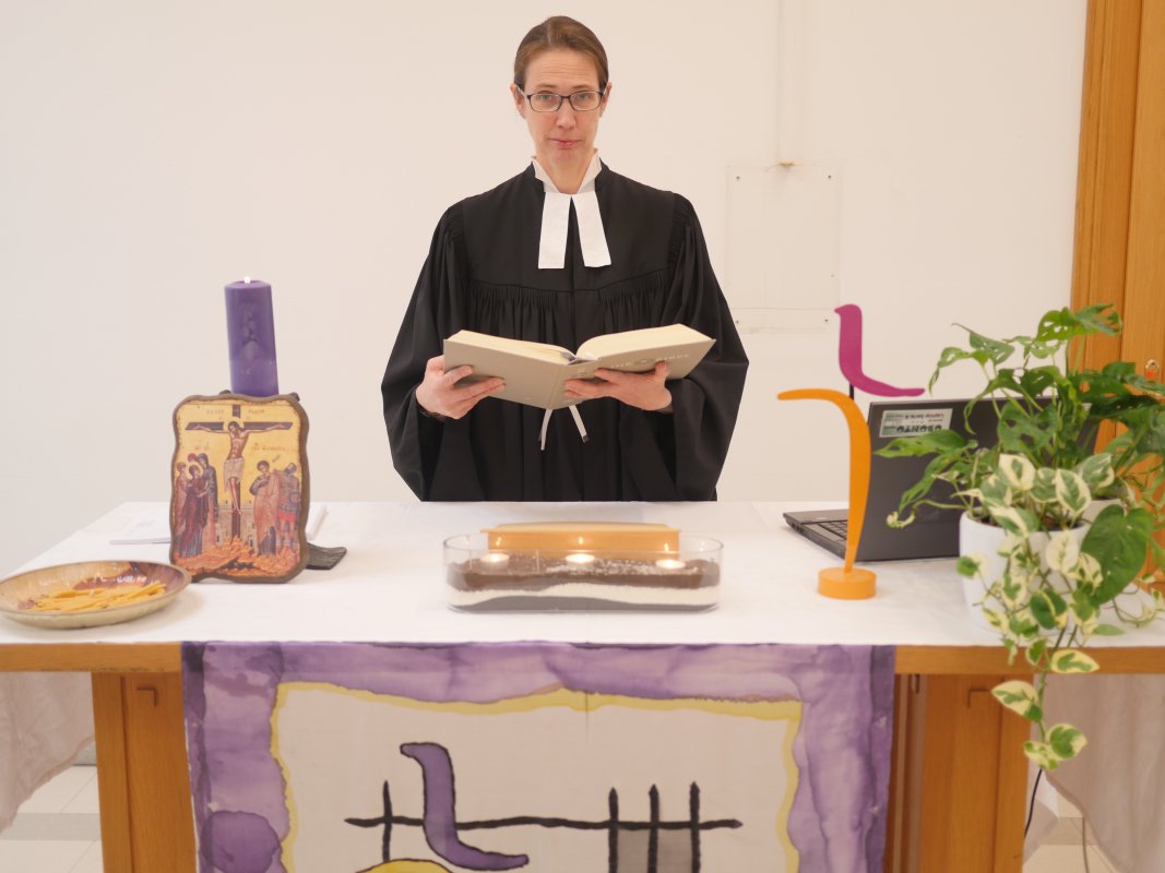 Wiens evangelische Gefängnis-seelsorgerin Daniela Schwimbersky hinter dem Altar der Evangelischen Kapelle in der JA Josefstadt. Wiens evangelische Gefängnis-seelsorgerin Daniela Schwimbersky hinter dem Altar der Evangelischen Kapelle in der JA Josefstadt.