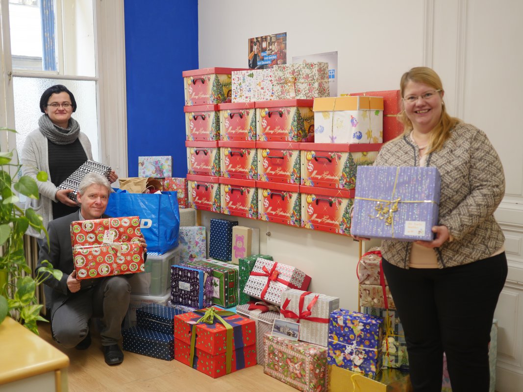 Claudia Wettel, Lars Amann und Katja Eichler (von links nach rechts) inmitten der Geschenk-Kartons. Claudia Wettel, Lars Amann und Katja Eichler (von links nach rechts) inmitten der Geschenk-Kartons.