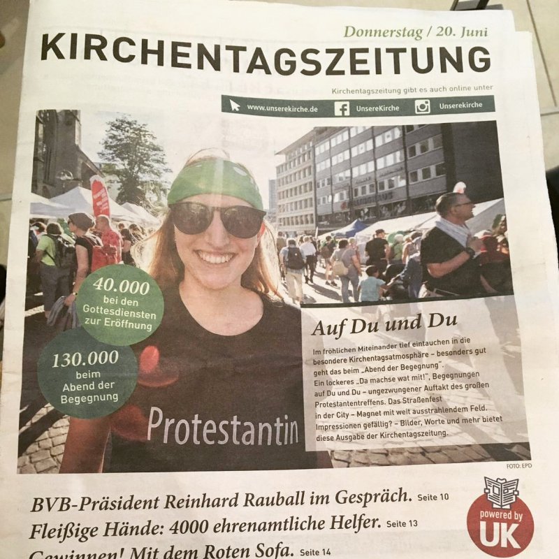 Auf der Titelseite der Kirchentagszeitung ist unsere EJ-Mitarbeiterin und Theo-Studentin Hannah zu sehen! Nice! 