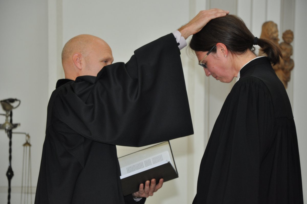 Vorgänger segnet Nachfolgerin: Superintendent Dr. Matthias Geist segnet die neue Gefängnisseelsorgerin Daniela Schwimbersky. Foto: Justizanstalt Wien Josefstadt Vorgänger segnet Nachfolgerin: Superintendent Dr. Matthias Geist segnet die neue Gefängnisseelsorgerin Daniela Schwimbersky. Foto: Justizanstalt Wien Josefstadt
