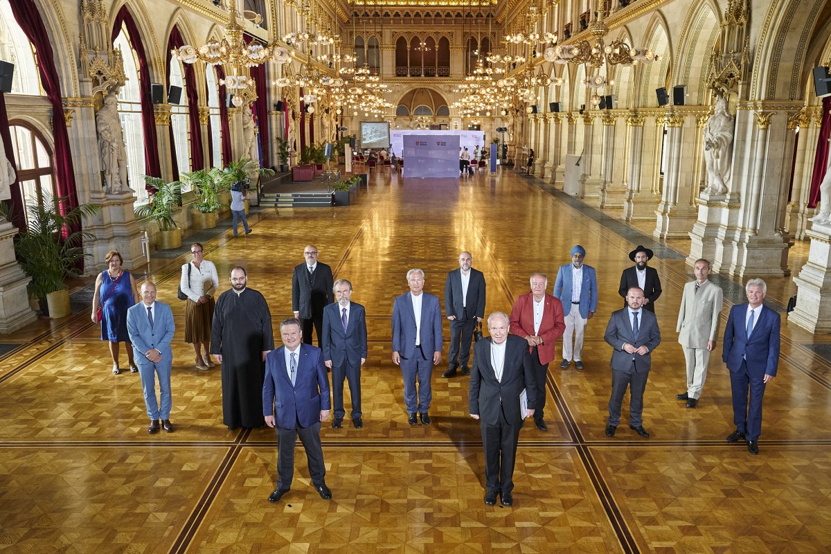 Gemeinsam fürden Frieden: Vertreter*innen der Glaubensgemeinschaften im Großen Festsaal des Wiener Rathauses mit Bürgermeister Ludwig. Foto: PID/Markus Wache 