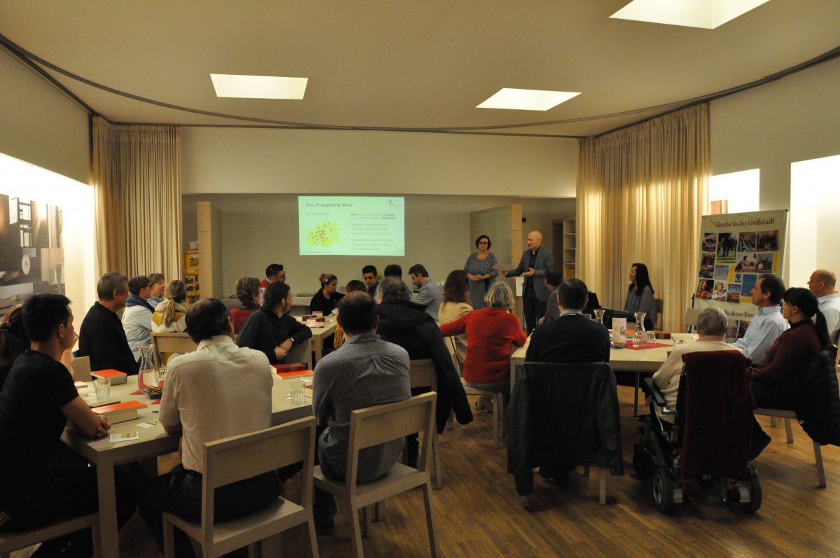 Die Altersspanne der Gäste umfasste drei Generationen und übersetzt wurden die Gespräche übers Evangelisch-Sein in Wien in Farsi und in Gebärdensprache. Eine tolle Vielfalt!