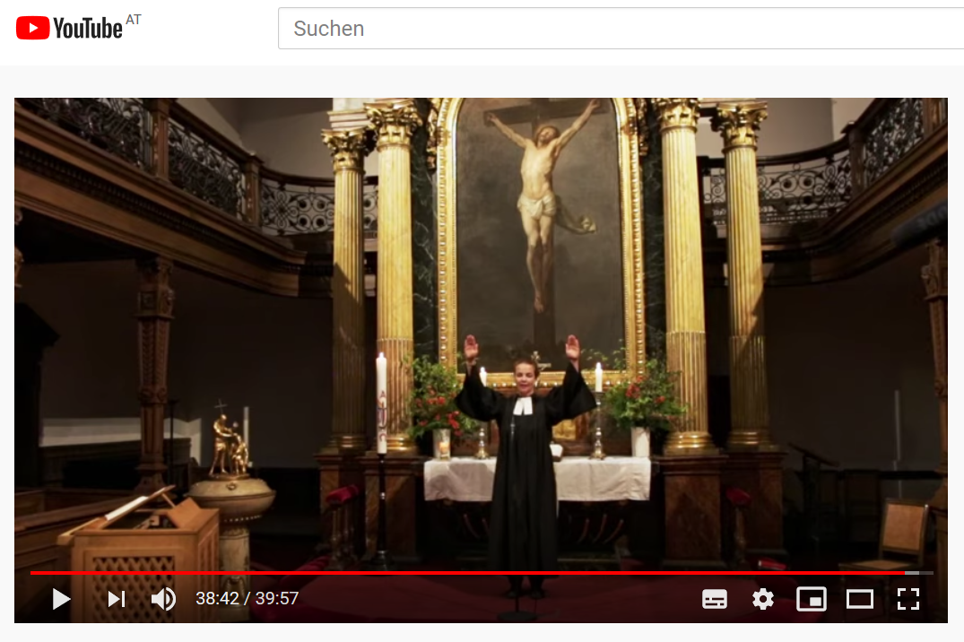 Pfarramtskandidatin Julia Schnitzlein predigt online aus der Lutherischen Stadtkirche. Foto: YouTube/Screenshot