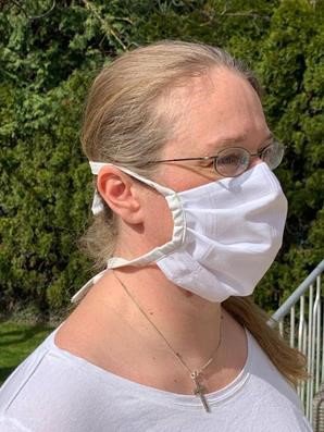 Kuratorin Anke Gerbeth mit einer selbstgenähten Schutzmaske. Foto: Kirche am Wege Kuratorin Anke Gerbeth mit einer selbstgenähten Schutzmaske