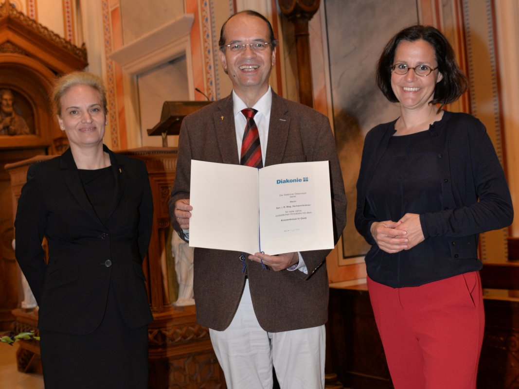 Ausgezeichnet: Gerhard Krömer, links neben ihm Obfrau Susanne Draxler, rechts neben ihm Diakonie-Direktorin Maria Katharina Moser. Foto: EWV Ausgezeichnet: Gerhard Krömer, links neben ihm Obfrau Susanne Draxler, rechts neben ihm Diakonie-Direktorin Maria Katharina Moser. Foto: EWV