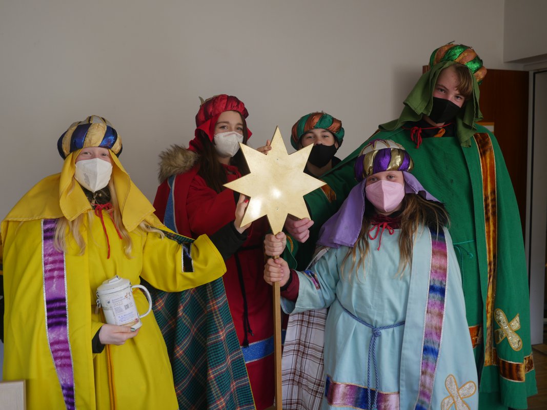 Das fünfköpfige Sternsinger-Team aus der Pfarre Strasshof Das fünfköpfige Sternsinger-Team aus der Pfarre Strasshof