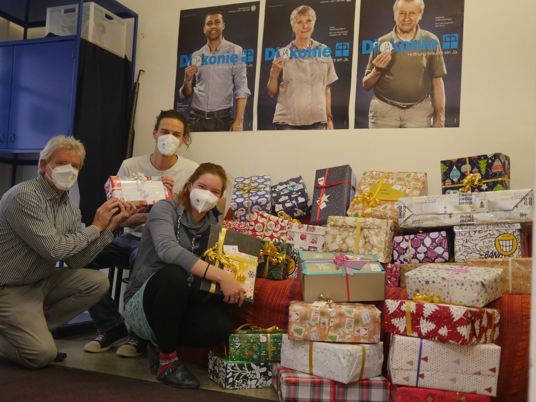 Fachinspektor Lars Amann, Sozialarbeiter Daniel Nigg und Sozialarbeiterin Julia Krause (von links) freuen sich über den "Geschenkesegen". Fachinspektor Lars Amann, Sozialarbeiter Daniel Nigg und Sozialarbeiterin Julia Krause (von links) freuen sich über den "Geschenkesegen".