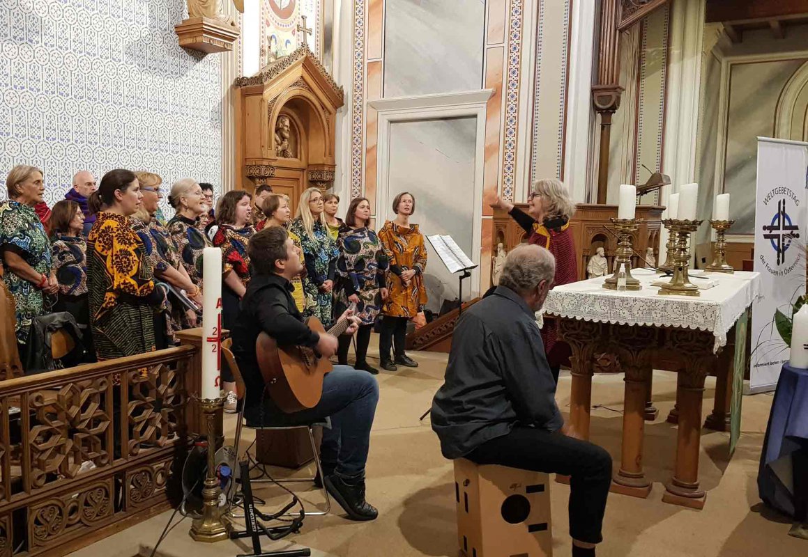 Mit afrikanischen Rhythmen begleiteten die “Africa Amini Singers“ den Festgottesdienst in der Gustav-Adolf-Kirche. Foto: epd/M. Link Mit afrikanischen Rhythmen begleiteten die “Africa Amini Singers“ den Festgottesdienst in der Gustav-Adolf-Kirche. Foto: epd/M. Link