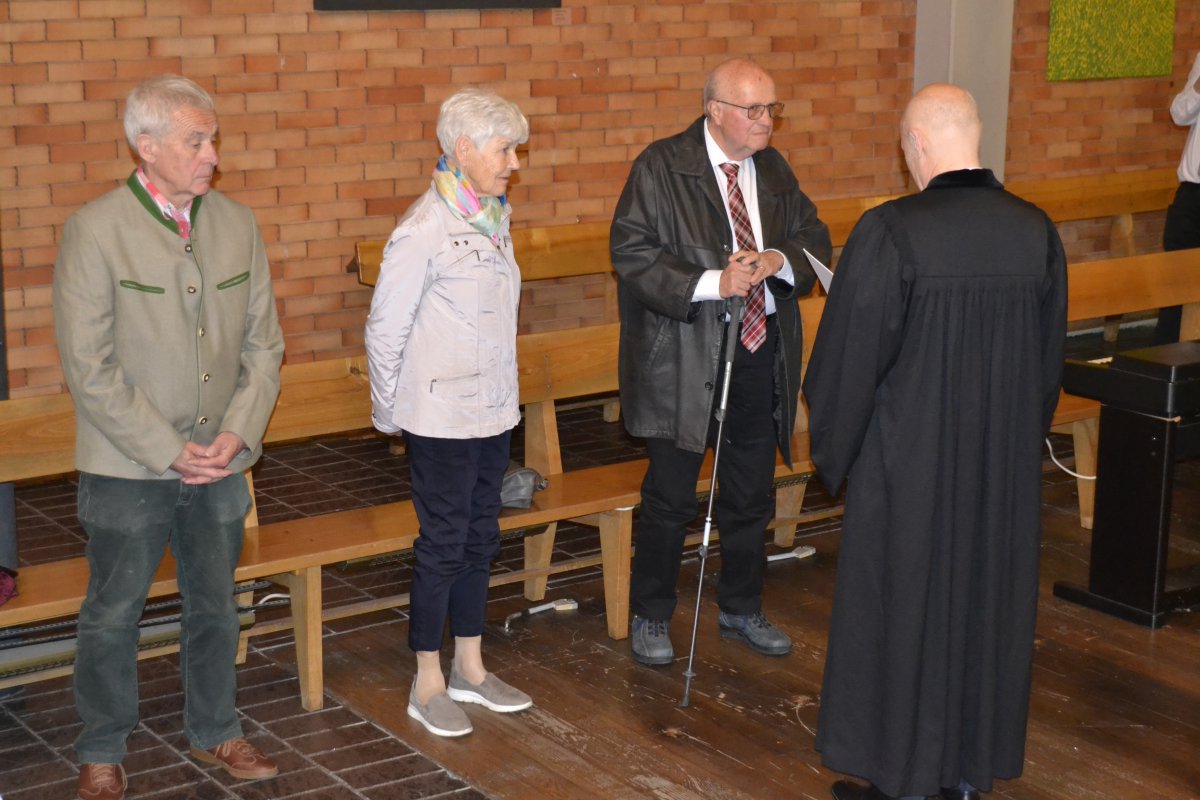 Eine Dankesurkunde überreichte Superintendent Geist den Jubilaren. Foto: C. Örley Eine Dankesurkunde überreichte Superintendent Geist den Jubilaren. Foto: C. Örley
