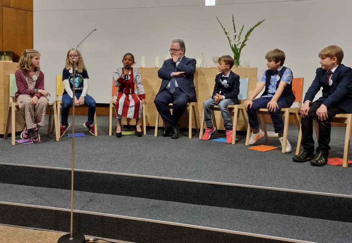 Palmöl, gerodete Wälder und vertriebene Menschen: Die Volksschulkinder sorgen sich um die Umwelt. (Foto: epd/Dasek) Palmöl, gerodete Wälder und vertriebene Menschen: Die Volksschulkinder sorgen sich um die Umwelt. (Foto: epd/Dasek)